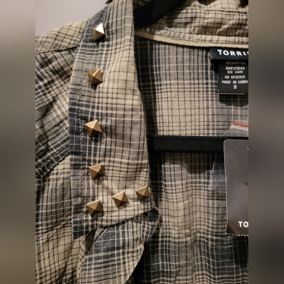 TORRID Green Plaid Studded Button Down Top Size 2 - Picture 4 of 10